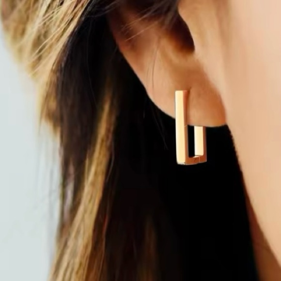 ✨Free People Celia Gold Huggie Earrings - Picture 4 of 6